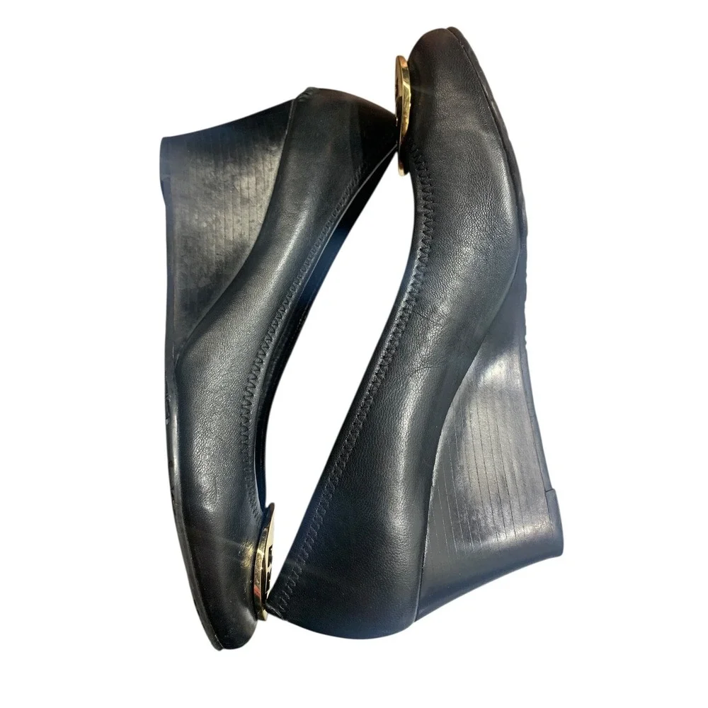 Tory Burch Black Leather Wedge Pumps Gold Logo Round Toe Women's‎ Size 8M